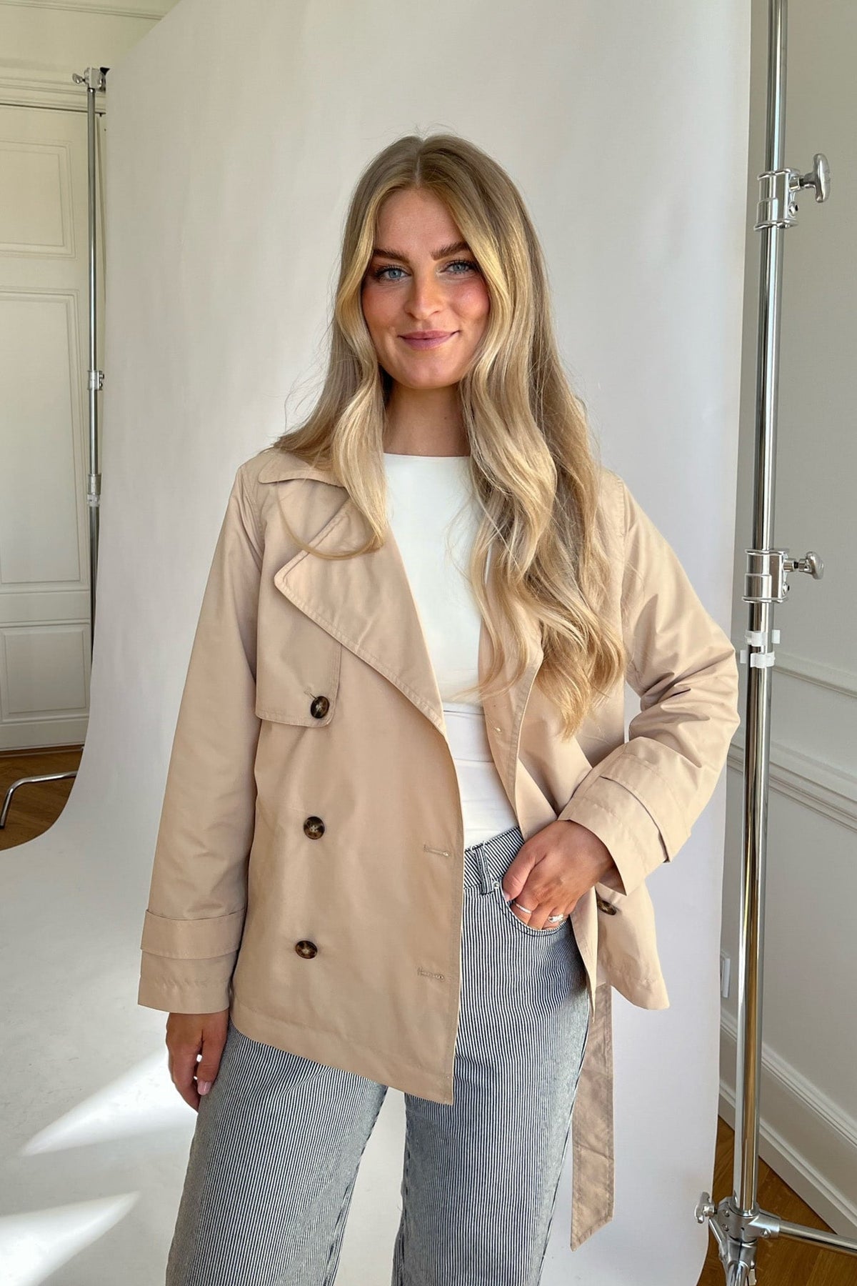 Women's Short Trench Coat Double-Breasted Notch Lapel Image