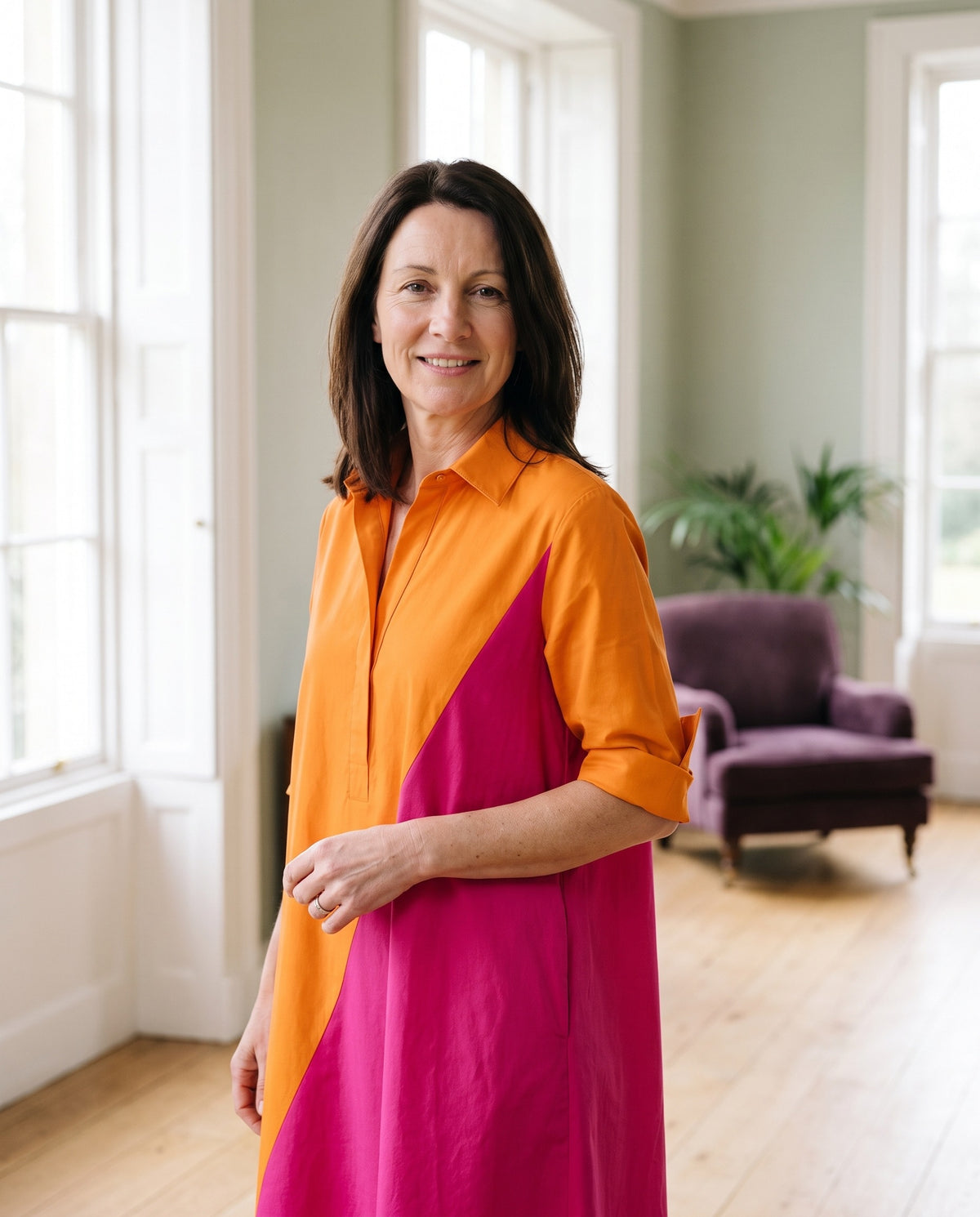 Woman wearing the midi dress diagonal colourblock cotton collared v-neck, close-up of the neckline and fabric